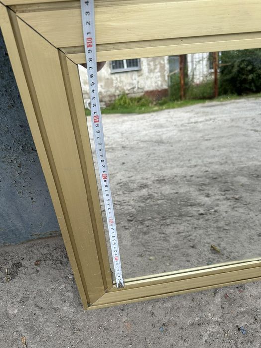 Дзеркало в рамці 55 на 63 см