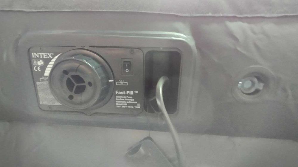Colchão insuflável Intex 140x200 com bomba elétrica (como novo)