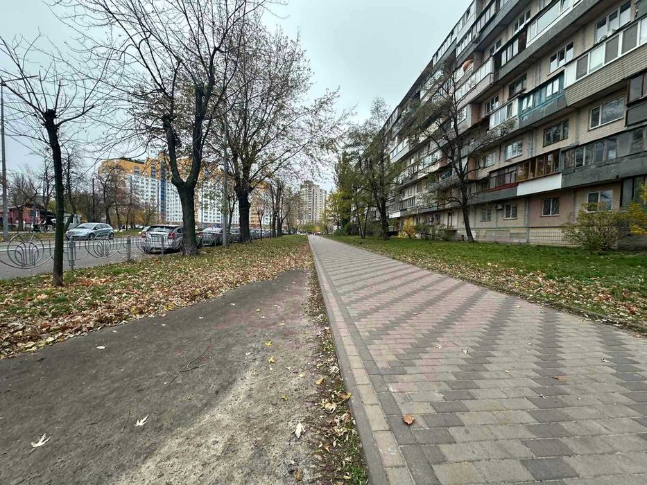 Фасадне приміщення в оренду на Березняках