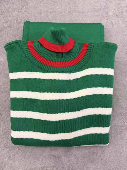 Зелений вʼязаний костюм