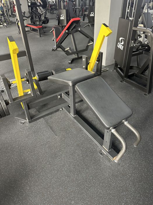 Сгибание ног лежа на свободных весах