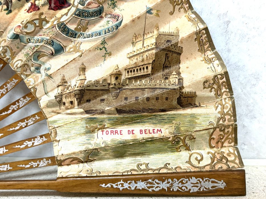 Raro leque comemorativo do 4° Centenário da chegada de Vasco da Gama..