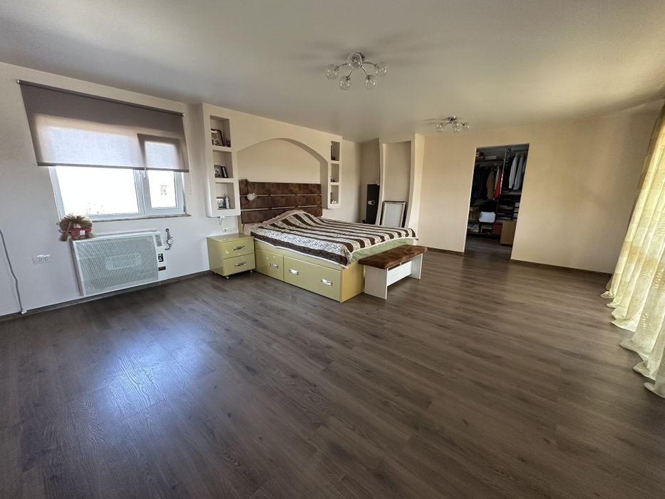 Продам 2-х этажный каменный дом  в Варваровке на участке 7. 12 соток