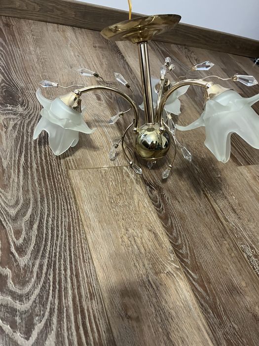 Продам люстру