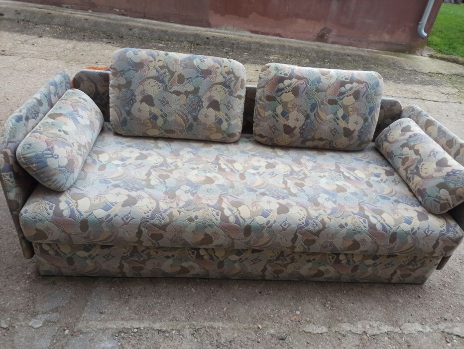 Tapczan jednoosobowy ze skrzynia na pościel