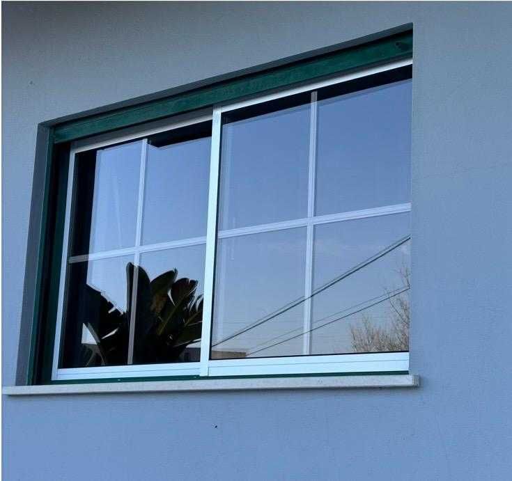Janelas  brancas para sacada de Alumínio com aros verdes