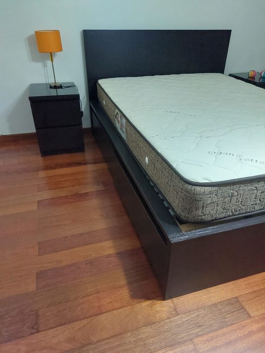 Cama de casal com cómodas