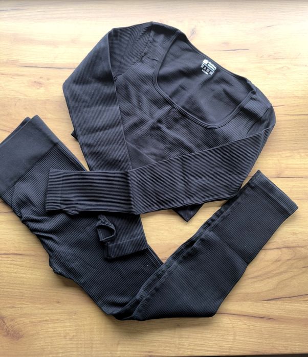 Komplet prążkowany czarny M push up wysoki stan