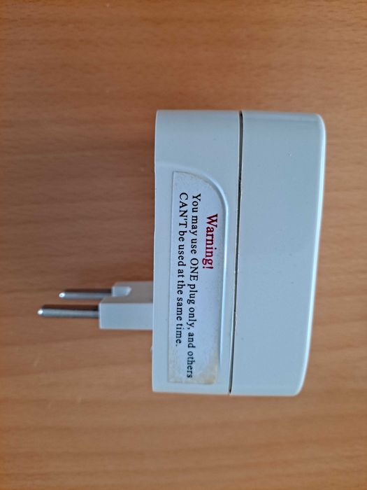 Adaptardor universal de corrente elétrica