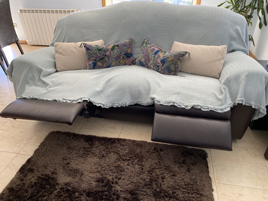 Sofa Chateux D’Ax pele genuina 3 lugares