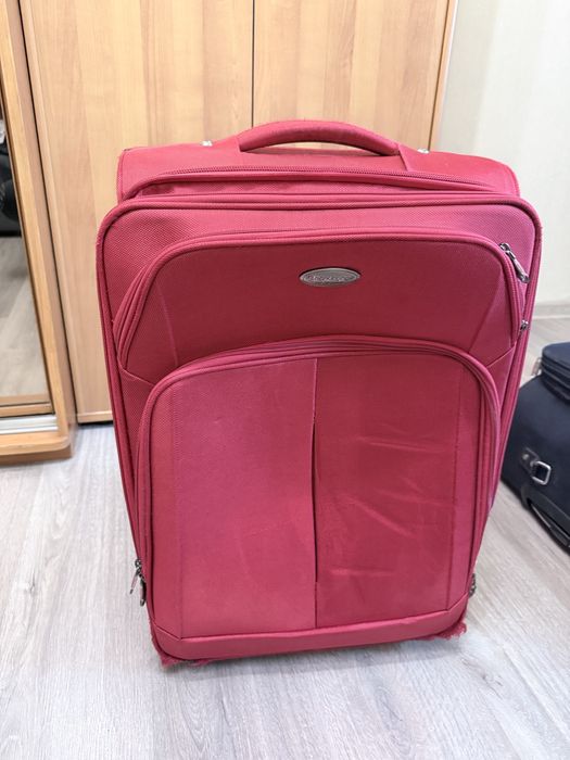 Валіза на колесах червона