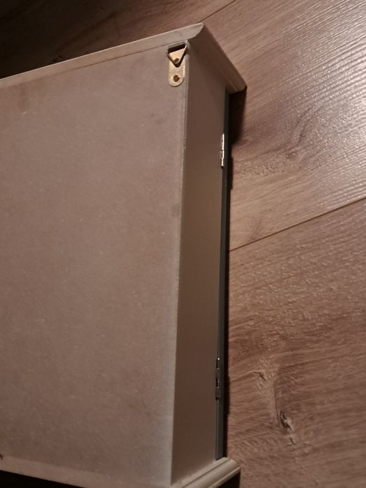 Drewniana skrzynka na klucze z motywem kota