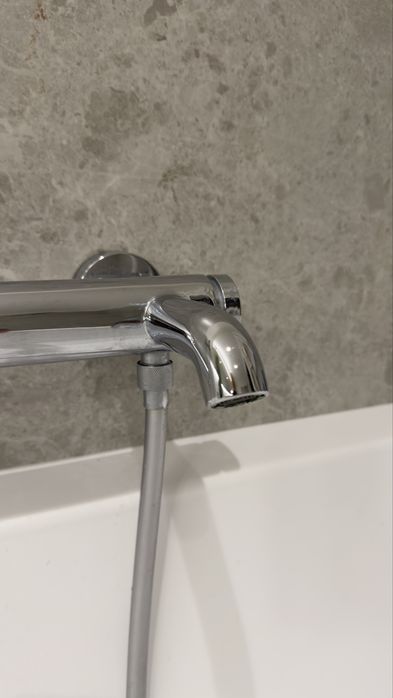 Bateria wannowa Grohe Essense z prysznicem