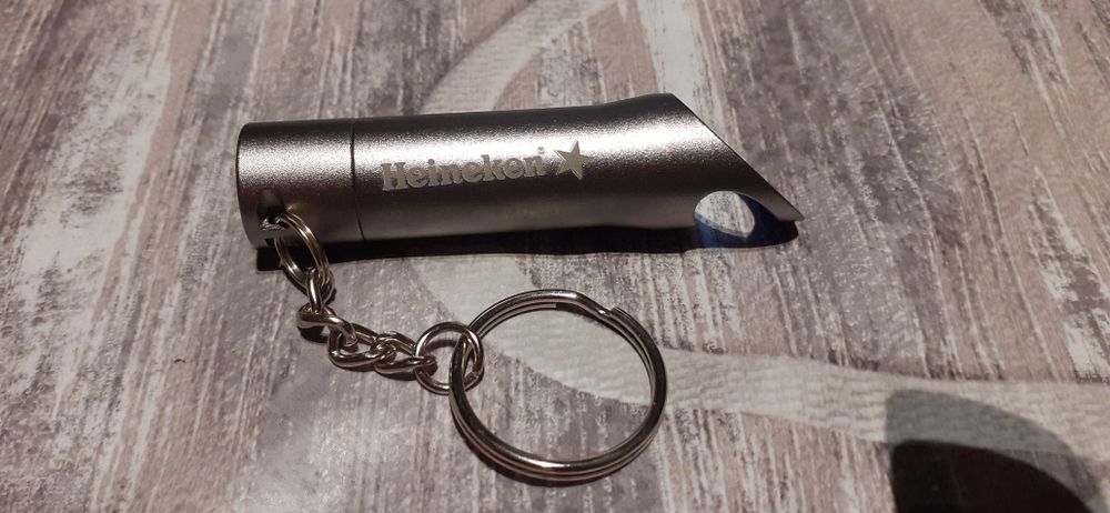Breloczek z otwieraczem i latarką