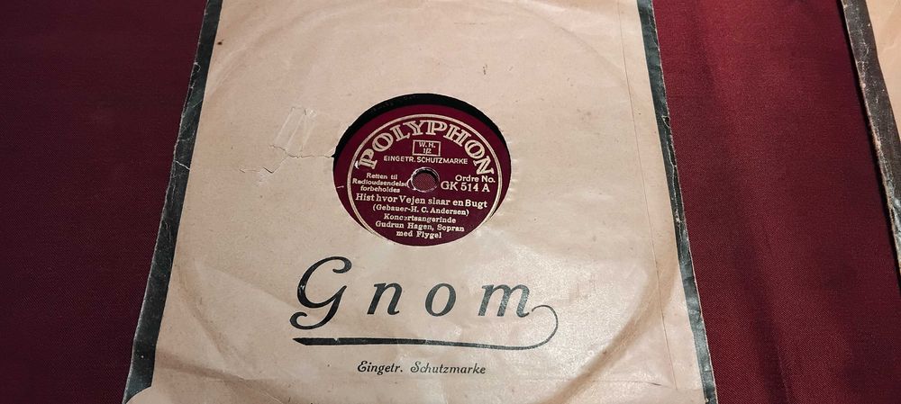 Przedwojenny miniaturowy gramofon + 8 płyt i etui z 40 igłami Polyphon