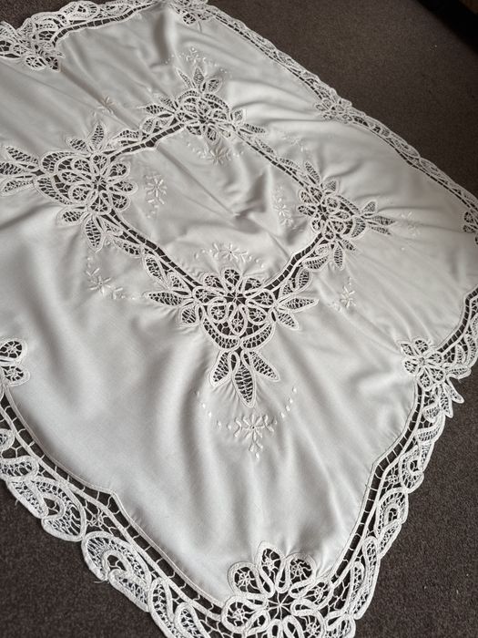 Obrus ręcznie haftowany z koronkami do kolekcji