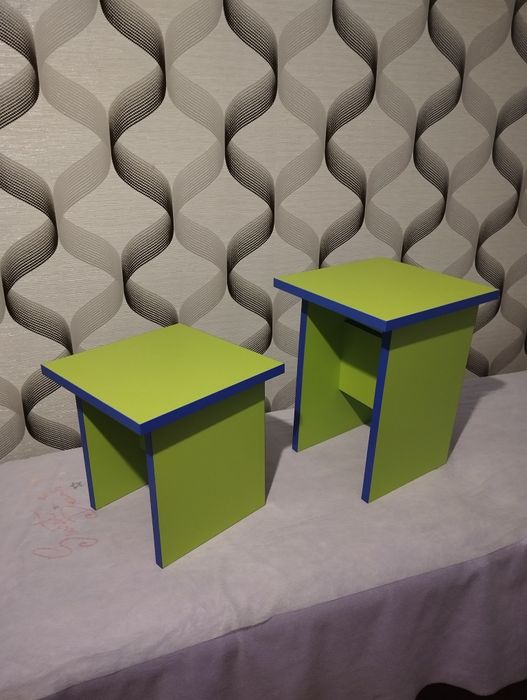 Качественные устойчивые табуретки.