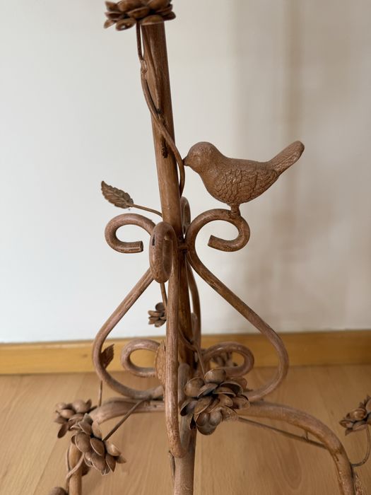Manequim decorativo com flores e passarinhos