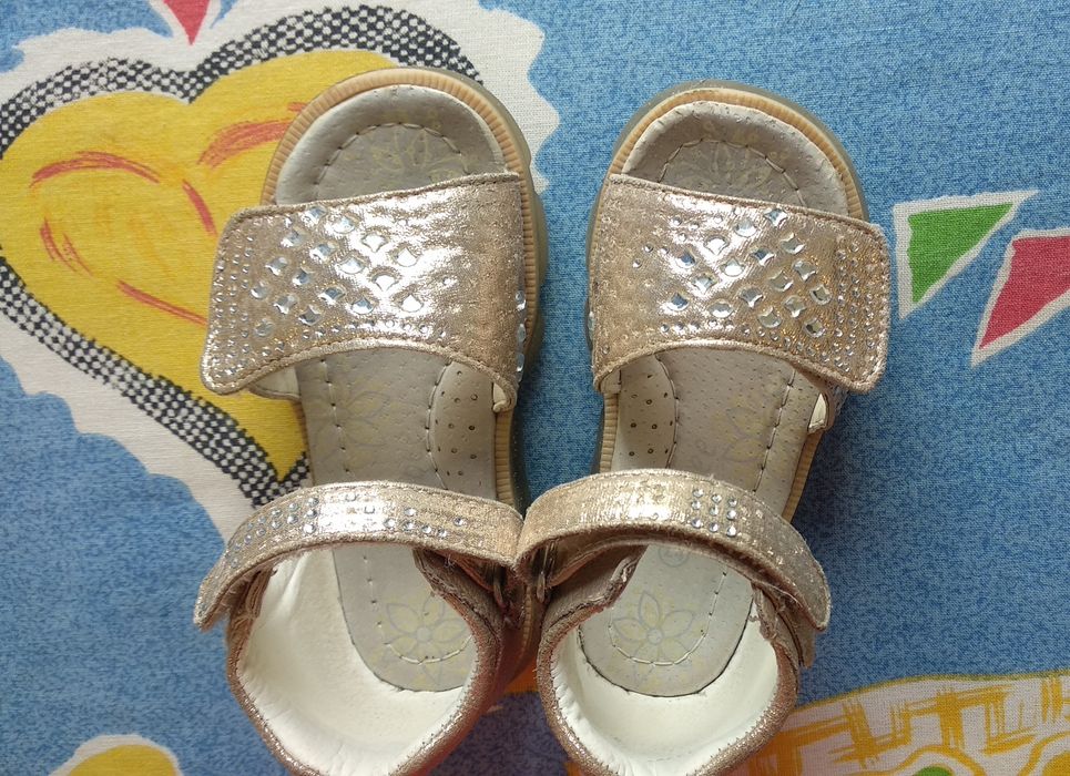 Продам детские босоножки Clibee