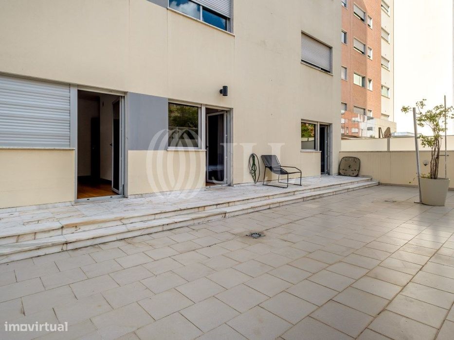 Apartamento T4, com terraço e estacionamento, em Lisboa