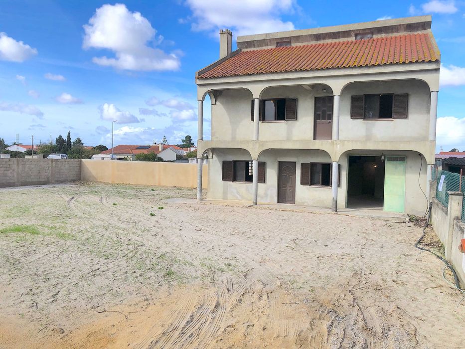 Terreno com 650m² e casa de 160m² para renovar em Azeitao
