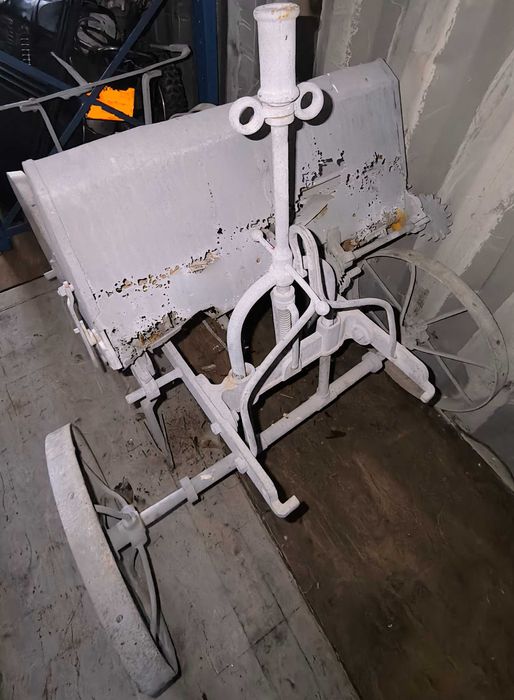 Semeador manual antigo de Milho e Feijão