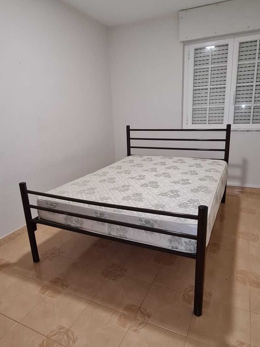 Vendo cama com colchão + cômoda