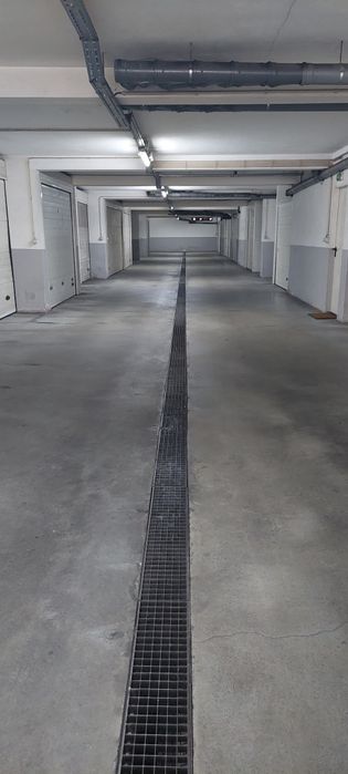 Garagem fechada grande