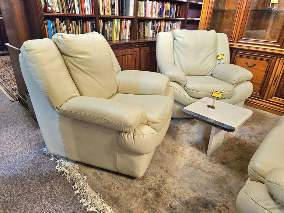 Sofás individuais em pele de cor creme muito clara - óp