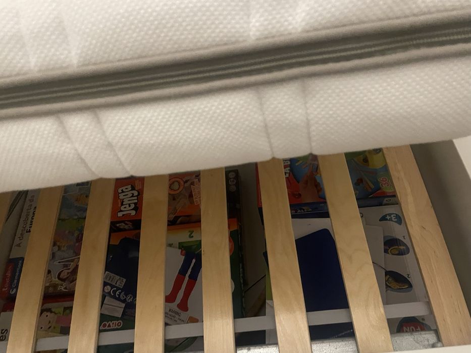 Cama 90X190 malm ikea + estrado + gavetas p/arrumacao.  Exclui colchao