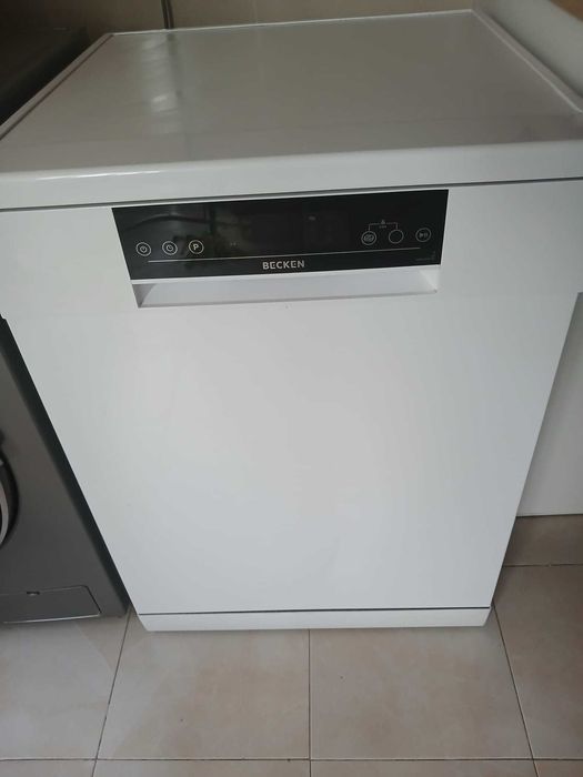 Máquina de lavar loiça Becken praticamente nova