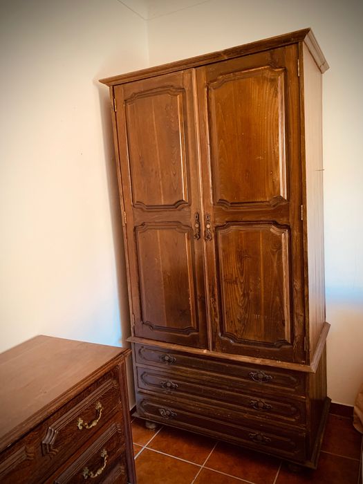 Mobília de quarto em madeira maciça