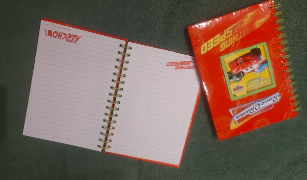 MCQueen Ttroley e cadernos.