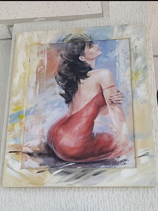 Картини женственные и в Африканском стиле.