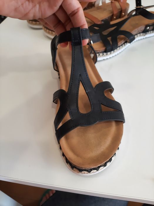 2 pares de sandálias