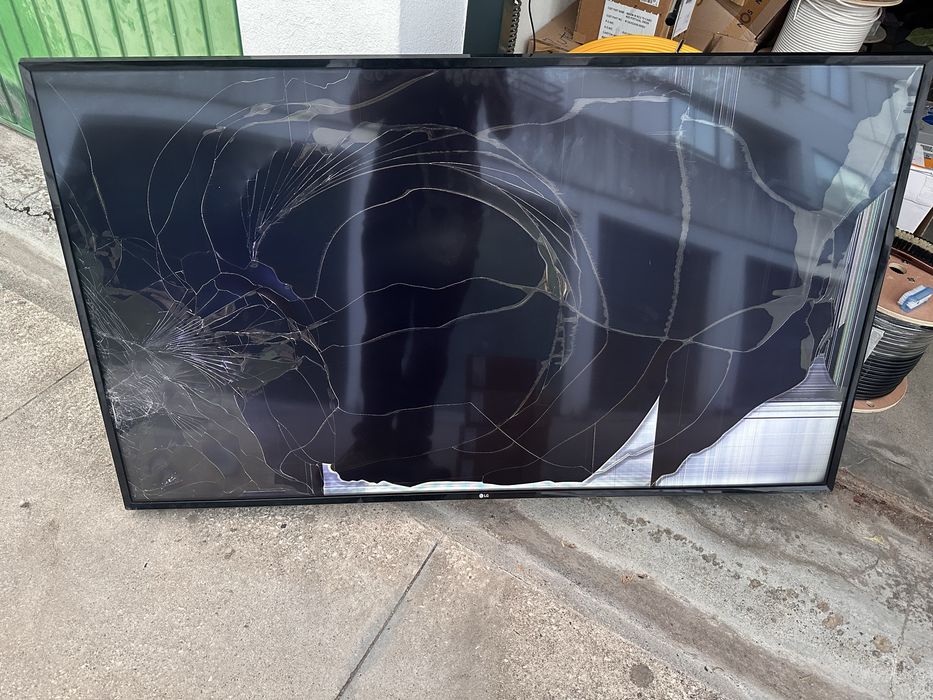 LG 65” 4K Smart TV para peças / reparação