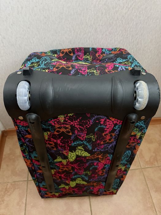 Сумка на колесах AIRTEX 65x35x25 з яскравим принтом метеликів