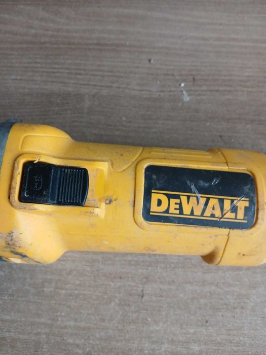 Szlifierka kątowa DeWalt DWE4057 (800W) – Niesprawna