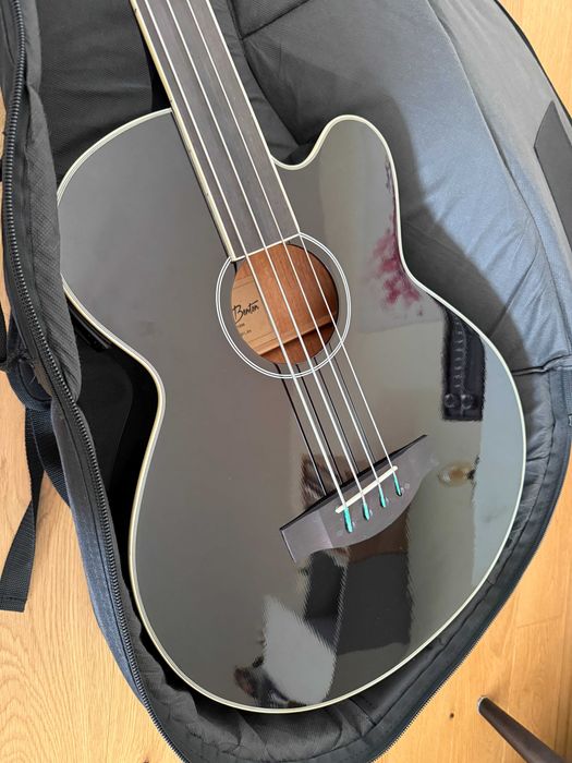 Bezprogowa gitara basowa Harley Benton B-30BK, pokrowiec i 2 komplety strun