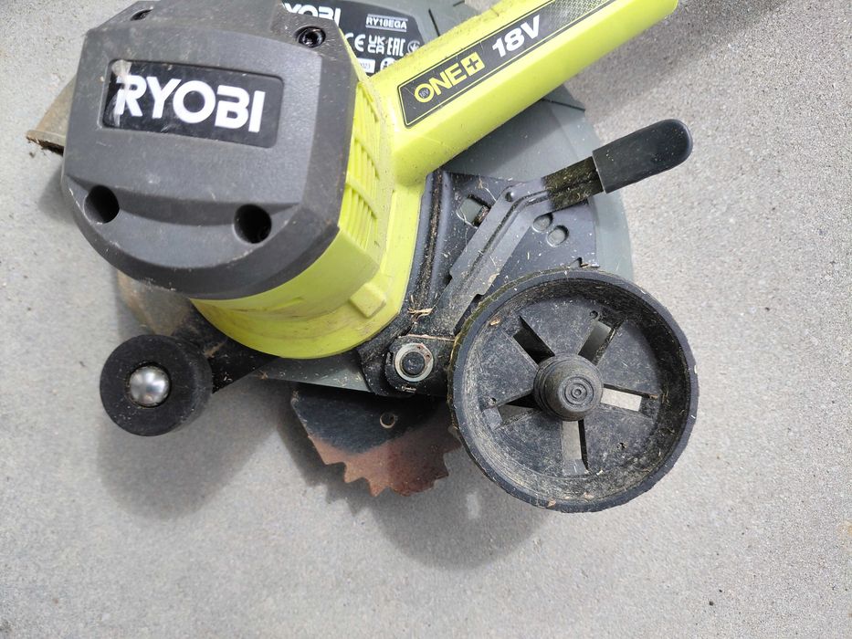 Fresadora de jardim Ryobi RY18EGA + Soprador Ryobi OBL1820S a bateria