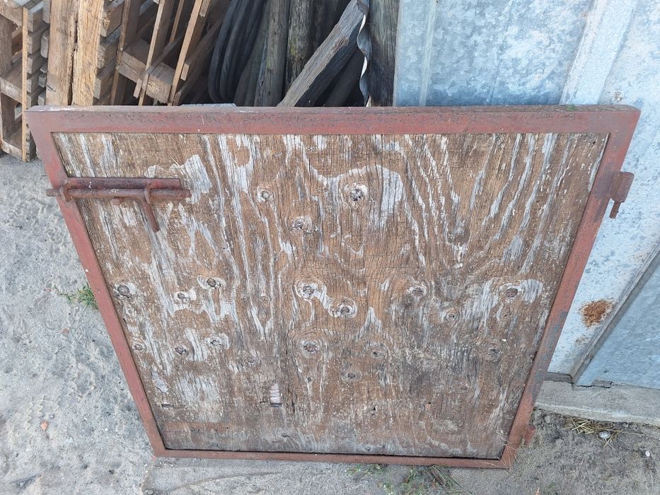 Porta robusta em ferro e contraplacado