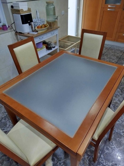 Mesa extensível de nogueira cerejeira mais 4 cadeiras