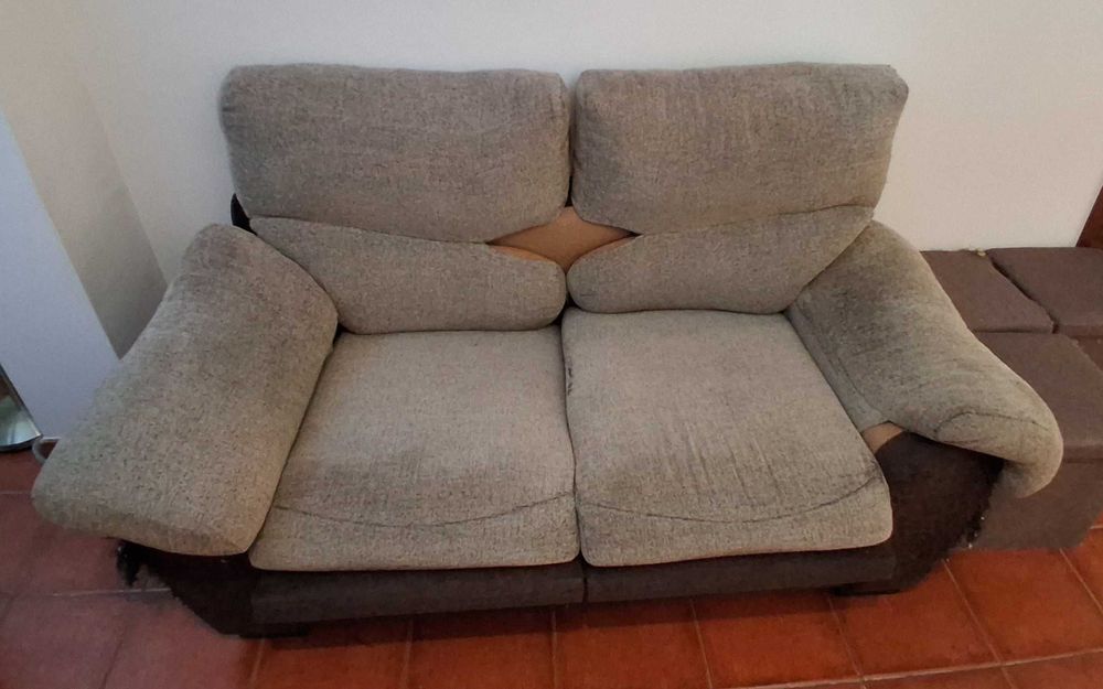 Dou 2 sofás a quem vier buscar