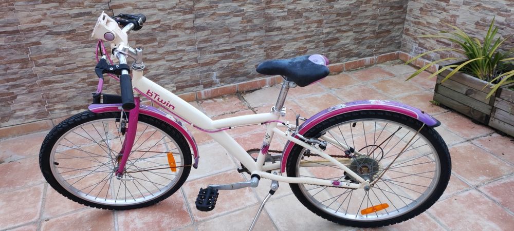 Bicicleta de cidade em creme e rosa