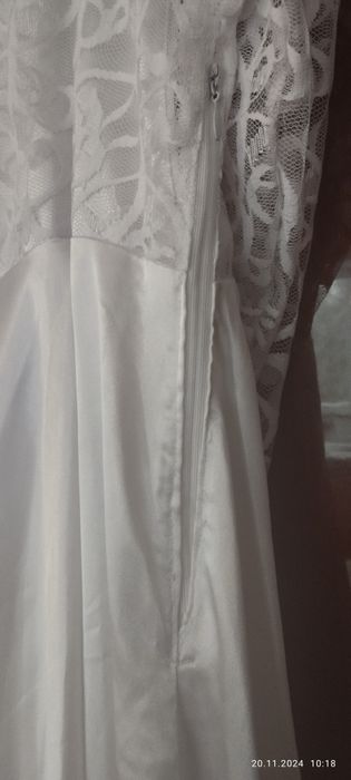 Біла сукня з атласу