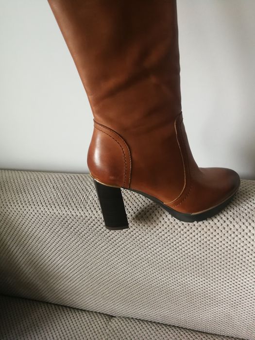 Długie seksowne karmelowe skórzane buty ze złotymi dodatkami Kazar