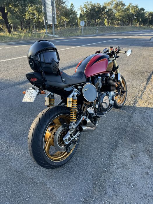Yamaha XJR 1300 café racer