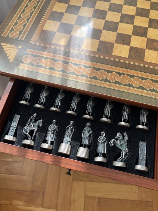 Mesa de xadrês com figuras em estanho e acabamentos em ouro e prata