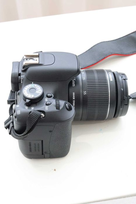 Canon EOS 600D com lente EF-S 18-55mm