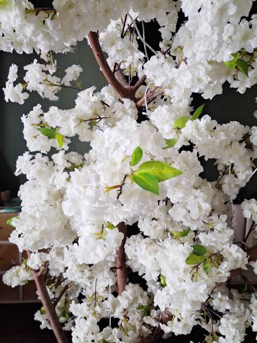 Árvore decorativa com flores artificiais - 2.70m